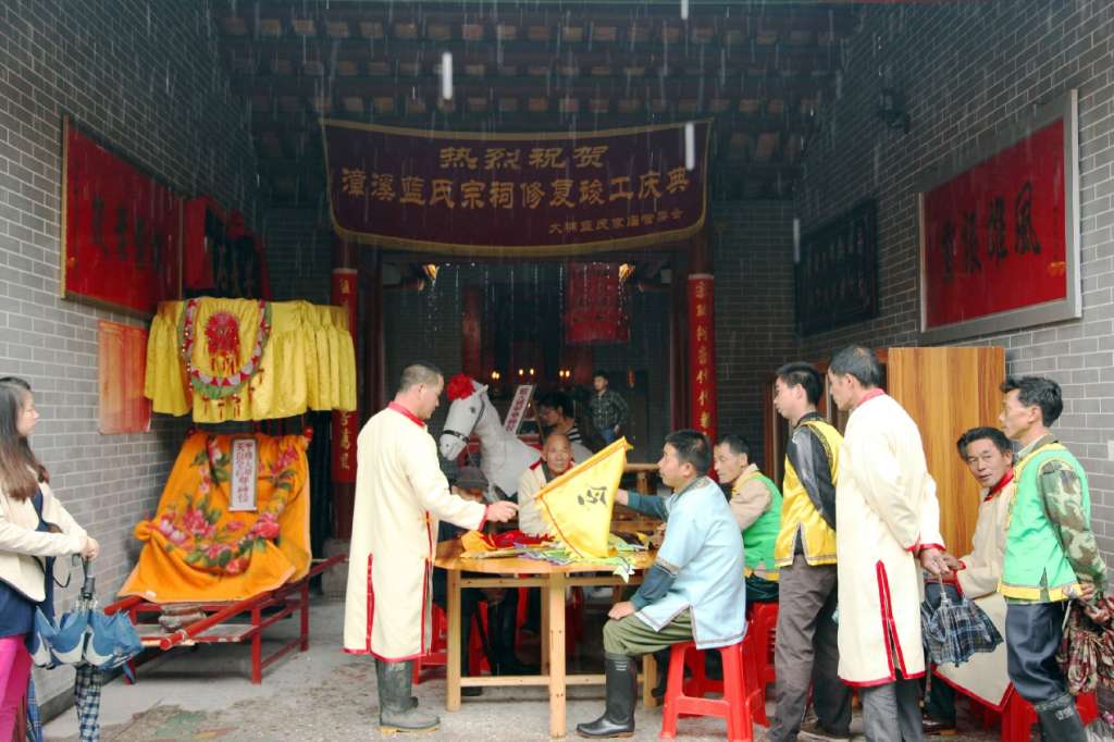 同时全村寨男女老幼身着节日盛装,齐聚数楼,当"篮大将军"神位进村寨时