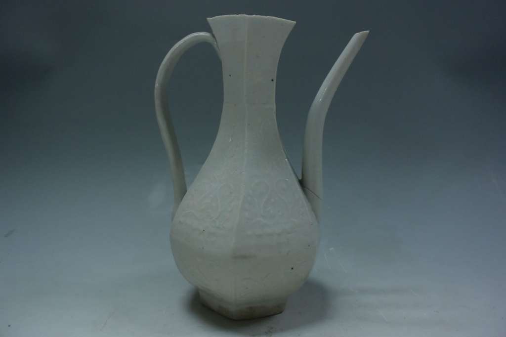 德化窑青白釉印花六棱执壶(南宋)