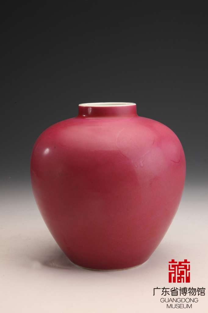 康熙时只见在珐琅彩瓷器上使用金红彩,极少见单色釉器.胭脂红釉器全