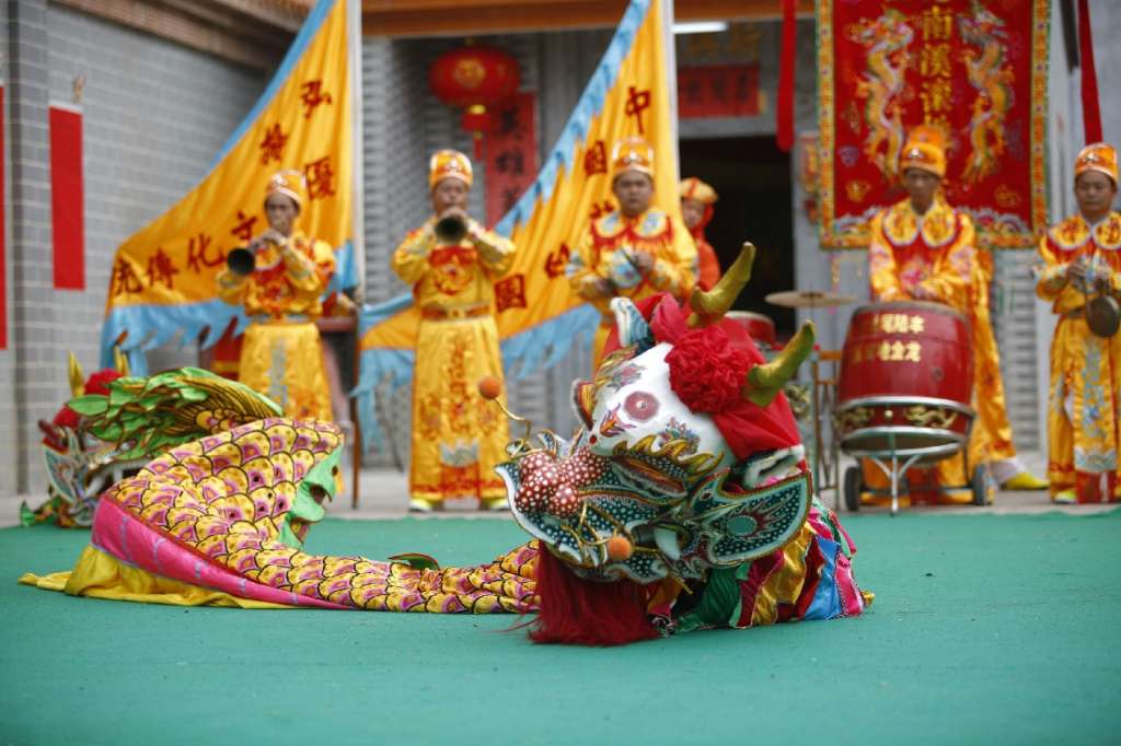 龙舞汕尾滚地金龙